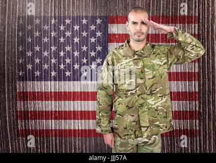 Soldat en face de le drapeau américain Banque D'Images