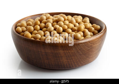 Sécher les graines de soja dans un bol en bois isolé sur blanc. Banque D'Images