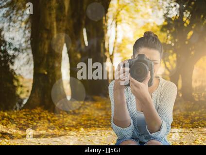 Photographe de prendre une photo dans le parc. Feux et fusées éclairantes Banque D'Images