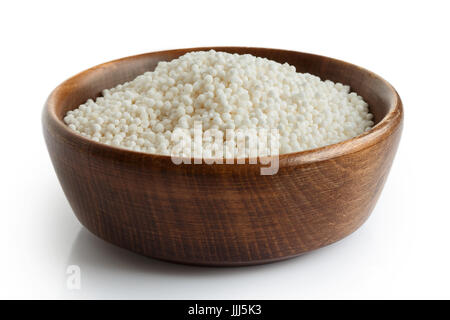 Perles de tapioca sec dans le noir bol en bois isolé sur blanc. Banque D'Images
