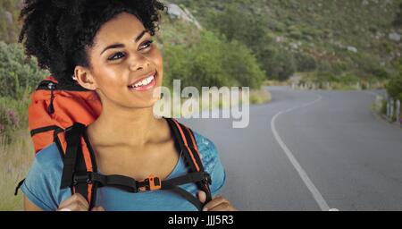 Close up of millennial backpacker contre road Banque D'Images