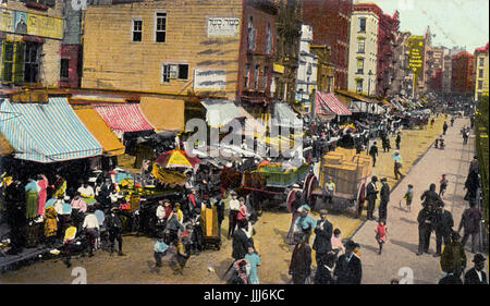 New York. Hester Street, Lower East Side, juive boutiques et étals du marché de nouveaux immigrants. Les charrettes sont sur roues. L'écriture Yiddish sur vitrine. Cachet de 1907 Banque D'Images