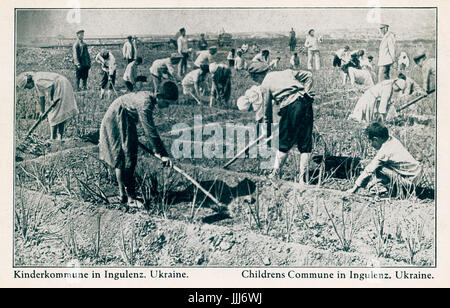 Les enfants située dans Ingulenz / Ingulets, l'Ukraine, la Russie soviétique. Publié par Gesellschaft fur Unterstützung Jüdischer Landwirtschaftlicher Siedlungen (OZET) (Organisation de soutien social pour les colonies agricoles juives ou de la société de régler les Juifs de travail sur le terrain dans l'Union soviétique de 1925 à 1938 - organisation du gouvernement soviétique pour résoudre les difficultés socio-économiques essentiellement privées de Juifs russes et promouvoir le travail agricole) Banque D'Images