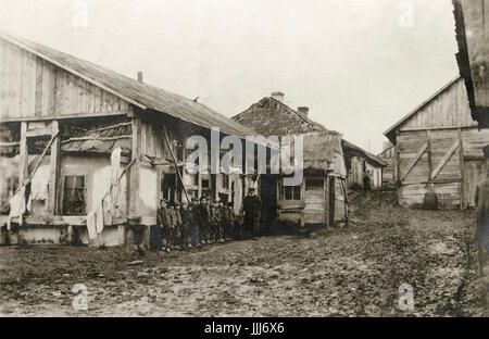 Russe / Polish shtetl ou village juif c. 1916-1917, les garçons avec leur enseignant à l'extérieur d'un Heder, école religieuse pour les garçons. Banque D'Images
