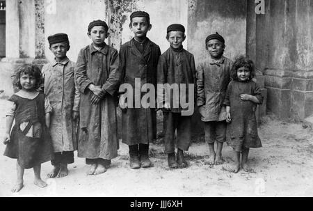 Russe / Polish shtetl ou village juif c. En dehors de leur famille 1916-1917. Porté au Wohlfahrtskarte des Pronzialvereins vom roten Kreuz fur Westfalen (Croix-Rouge) Banque D'Images