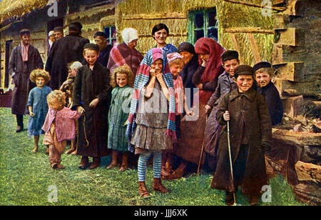 Russe / Polish shtetl ou village juif c. En dehors de leur famille 1916-1917 avec leur chèvre. Deux des enfants sont pieds nus Banque D'Images