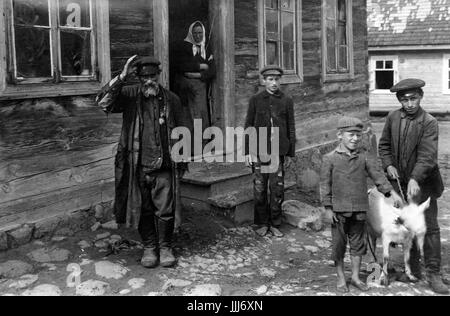 Russe / Polish shtetl ou village juif Chelm, Pologne c. 1916 - 1918 Les enfants à l'extérieur de leur maison familiale avec leur chèvre. Cinq des enfants sont pieds nus Banque D'Images