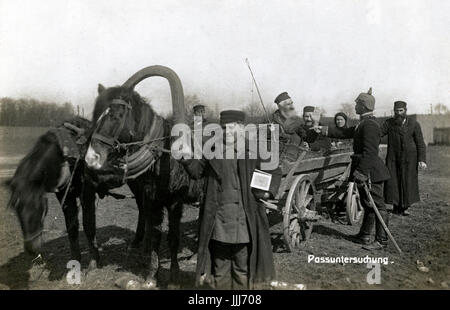 Contrôle sur front de l'Est dans la PREMIÈRE GUERRE MONDIALE par un soldat allemand. Fédération / famille juive polonaise voyageant à cheval et panier sont arrêtés. Sous-titre suivant : col Untershuchung (note de l'examen) Banque D'Images