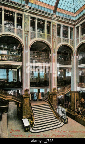 L'intérieurapt Tietz department store à Alexanderplatz, Berlin. Photo Carte postale de la cour intérieure, 20 décembre 1911, cachet de la poste. Sous-titre suivant : Berlin - exceptionnel quartier du Lichthof mit haupttreppe - Warenhaus Hermann Tietz, Alexanderplatz. Department store administré par Hermann Tietz (29 avril 1837 - 3 mai 1907), un marchand Germano qui possédait une chaîne de grands magasins à la fin du 19e siècle - début 20ème. Photo Carte postale de la cour intérieure, 20 Décembre, 1911 cachet. siècle. Banque D'Images