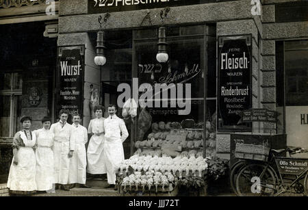 Kosher boucherie à Berlin d'avant-guerre. Otto Schmidt's shop est représenté avec tous ses employés à l'extérieur et de ses produits sur l'affichage. Lignes des sujets à l'extérieur de la boutique. Photographie imprimée sur une carte postale. Timbre postal à partir de 21/11/1908. Banque D'Images