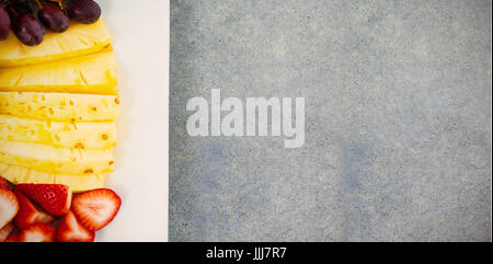 Fruits frais dans la plaque sur la table Banque D'Images
