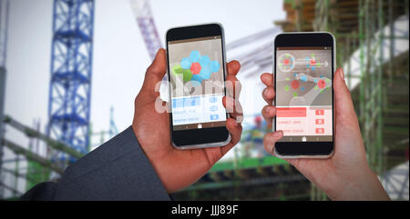 Image 3D composite de mains de l'homme et de la femme tenant un téléphone mobile Banque D'Images