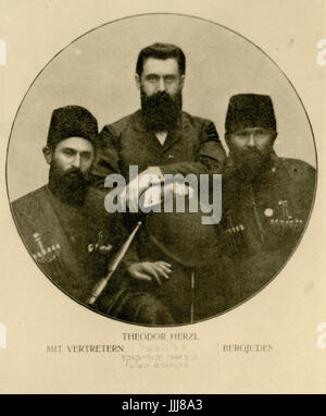 Theodor Herzl (2 mai 1860 - 3 juillet 1904), né Benjamin Ze'ev Herzl, fondateur de l'Organisation sioniste mondiale, avec deux juifs du Caucase, 6ème Congrès sioniste de Bâle, 1903, Banque D'Images