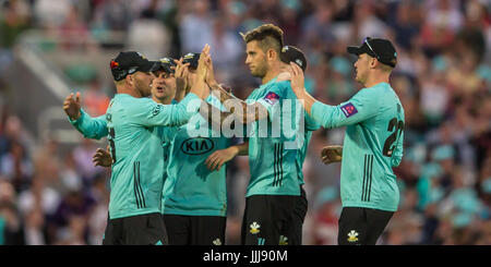 Londres, Royaume-Uni. 19 juillet, 2017. Dernbach Jade célèbre avec Jason Roy et Aaron Finch après avoir obtenu le guichet de Ravi Bopara bowling de Surrey à l'Essex dans la NatWest T20 Blast match à la Kia Oval. David Rowe/Alamy Live News Banque D'Images