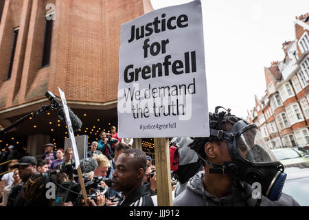 Londres, Royaume-Uni. 19 juillet, 2017. Tour de Grenfell de protestation. Des centaines de manifestants en colère se rassemblent à l'extérieur Kensington town hall avant la première réunion du conseil depuis l'incendie catastrophe. © Guy Josse/Alamy Live News Banque D'Images