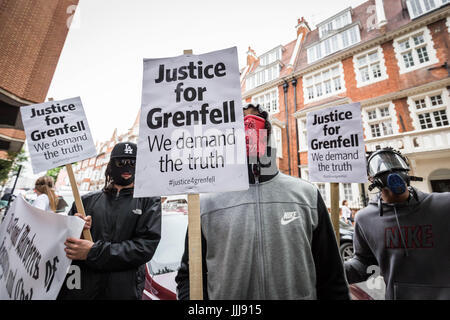 Londres, Royaume-Uni. 19 juillet, 2017. Tour de Grenfell de protestation. Des centaines de manifestants en colère se rassemblent à l'extérieur Kensington town hall avant la première réunion du conseil depuis l'incendie catastrophe. © Guy Josse/Alamy Live News Banque D'Images