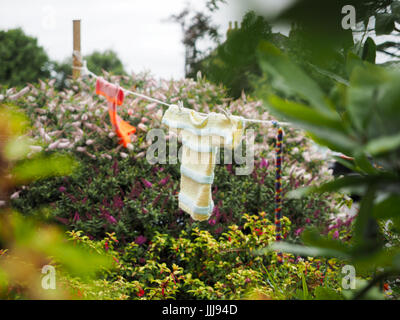 Bombardement de fils, Yarnbombing Grondin, Village, île de Wight. Jul 19, 2017. Photo prise : 16th Mar, 2017. Le Groupe Knit and Natter Grondin Grondin décorer Village pour recueillir des fonds pour l'éléphant Grondin Club, un organisme de bienfaisance local recueillir des fonds pour les personnes ayant des problèmes de mémoire et de la capacité des chiens pour les jeunes. La date coïncide avec l'île de Wight studios ouverts où l'artiste ouvrez leurs ateliers afin de montrer au public leur art à travers l'île du 14 au 24 juillet 2017. Photo prise : 16th Mar, 2017. Banque D'Images