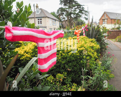 Bombardement de fils, Yarnbombing Grondin, Village, île de Wight. Jul 19, 2017. Photo prise : 16th Mar, 2017. Le Groupe Knit and Natter Grondin Grondin décorer Village pour recueillir des fonds pour l'éléphant Grondin Club, un organisme de bienfaisance local recueillir des fonds pour les personnes ayant des problèmes de mémoire et de la capacité des chiens pour les jeunes. La date coïncide avec l'île de Wight studios ouverts où l'artiste ouvrez leurs ateliers afin de montrer au public leur art à travers l'île du 14 au 24 juillet 2017. Photo prise : 16th Mar, 2017. Banque D'Images