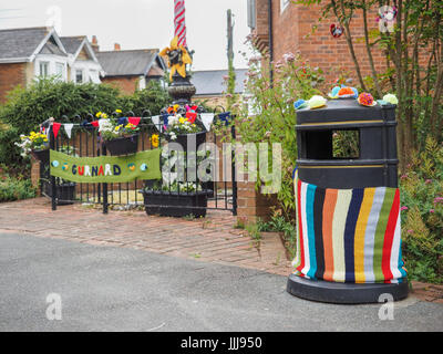 Bombardement de fils, Yarnbombing Grondin, Village, île de Wight. Jul 19, 2017. Photo prise : 16th Mar, 2017. Le Groupe Knit and Natter Grondin Grondin décorer Village pour recueillir des fonds pour l'éléphant Grondin Club, un organisme de bienfaisance local recueillir des fonds pour les personnes ayant des problèmes de mémoire et de la capacité des chiens pour les jeunes. La date coïncide avec l'île de Wight studios ouverts où l'artiste ouvrez leurs ateliers afin de montrer au public leur art à travers l'île du 14 au 24 juillet 2017. Photo prise : 16th Mar, 2017. Banque D'Images