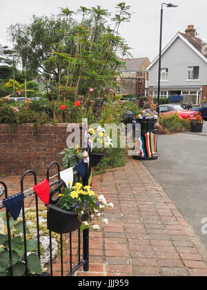 Bombardement de fils, Yarnbombing Grondin, Village, île de Wight. Jul 19, 2017. Photo prise : 16th Mar, 2017. Le Groupe Knit and Natter Grondin Grondin décorer Village pour recueillir des fonds pour l'éléphant Grondin Club, un organisme de bienfaisance local recueillir des fonds pour les personnes ayant des problèmes de mémoire et de la capacité des chiens pour les jeunes. La date coïncide avec l'île de Wight studios ouverts où l'artiste ouvrez leurs ateliers afin de montrer au public leur art à travers l'île du 14 au 24 juillet 2017. Photo prise : 16th Mar, 2017. Banque D'Images