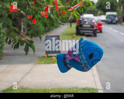 Bombardement de fils, Yarnbombing Grondin, Village, île de Wight. Jul 19, 2017. Photo prise : 16th Mar, 2017. Le Groupe Knit and Natter Grondin Grondin décorer Village pour recueillir des fonds pour l'éléphant Grondin Club, un organisme de bienfaisance local recueillir des fonds pour les personnes ayant des problèmes de mémoire et de la capacité des chiens pour les jeunes. La date coïncide avec l'île de Wight studios ouverts où l'artiste ouvrez leurs ateliers afin de montrer au public leur art à travers l'île du 14 au 24 juillet 2017. Photo prise : 16th Mar, 2017. Banque D'Images