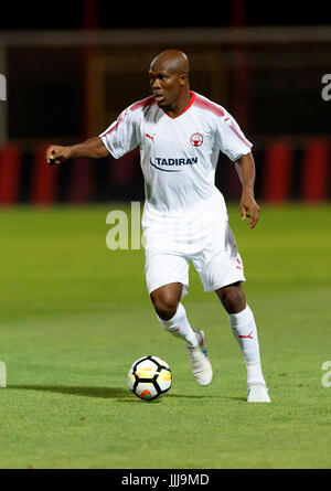 Budapest, Hongrie. 19 juillet, 2017. BUDAPEST, HONGRIE - 19 juillet : Anthony Nwakaeme de Hapoël Beer-Sheva contrôle le ballon au cours de la Ligue des Champions, deuxième tour de qualification match entre Budapest Honved et Hapoël Beer-Sheva à Bozsik Stadium le 19 juillet 2017 à Budapest, Hongrie. Credit : Laszlo Szirtesi/Alamy Live News Banque D'Images