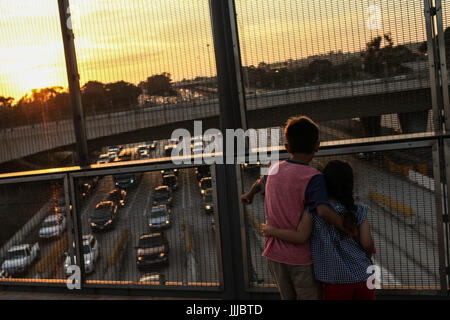 San Diego, Californie, USA. 19 juillet, 2017. Les enfants regarder la circulation en direction sud le long de l'Interstate 5 à proximité du port d'entrée de San Ysidro à San Diego, Californie. Toutes les voies sud de la frontière, les plus chargées de l'hémisphère ouest, sera fermé pour 57 heures dès le 23 septembre par le 25 septembre dans le cadre d'une phase finale pour la remise d'une partie de l'Interstate 5. Crédit : Joel Angel Juarez/ZUMA/Alamy Fil Live News Banque D'Images