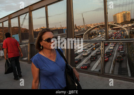 San Diego, Californie, USA. 19 juillet, 2017. Une femme marche à travers un pont surplombant l'autoroute 5 à proximité du port d'entrée de San Ysidro à San Diego, Californie. Toutes les voies sud de la frontière, les plus chargées de l'hémisphère ouest, sera fermé pour 57 heures dès le 23 septembre par le 25 septembre dans le cadre d'une phase finale pour la remise d'une partie de l'Interstate 5. Crédit : Joel Angel Juarez/ZUMA/Alamy Fil Live News Banque D'Images