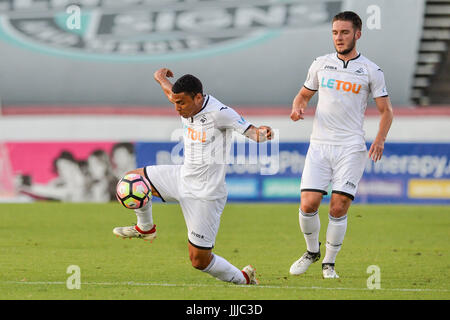 Richmond, Virginia, USA. 19 juillet, 2017. Le milieu de terrain du Swan JEFFERSON MONTERO (20) lutte pour maintenir le contrôle de la balle au cours de la première moitié de la partie tenue à la City Stadium, Richmond, Virginie. Credit : Amy Sanderson/ZUMA/Alamy Fil Live News Banque D'Images