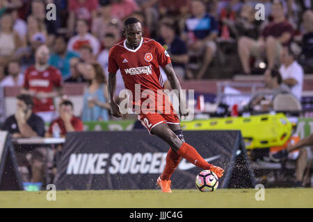 Richmond, Virginia, USA. 19 juillet, 2017. Le défenseur du botteur WILLIAM YOMBY (2) passe le ballon au cours de la première moitié de la partie tenue à la City Stadium, Richmond, Virginie. Credit : Amy Sanderson/ZUMA/Alamy Fil Live News Banque D'Images