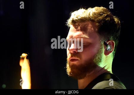 Ostrava, République tchèque. 19 juillet, 2017. Le guitariste Joe Newman de la British music band Alt-J effectue au cours de la première journée du festival de musique Colours of Ostrava, à Ostrava, en République tchèque, le 19 juillet 2017. Photo : CTK Jaroslav Ozana/Photo/Alamy Live News Banque D'Images