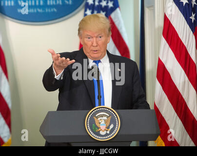 Washington, Us. 19 juillet, 2017. Le Président des Etats-Unis, Donald J. Trump fait de commentaires lors de la première réunion du Conseil consultatif présidentiel sur l'intégrité de l'élection à la Maison Blanche à Washington, DC, le 19 juillet 2017. Crédit : Chris Kleponis/CNP - AUCUN FIL SERVICE - Photo : Chris Kleponis/consolidé/dpa/Alamy Live News Banque D'Images