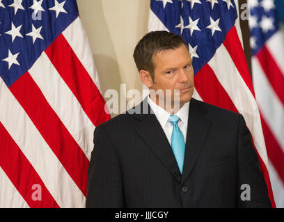 Washington, Us. 19 juillet, 2017. Secrétaire d'État du Kansas Kris Kobach et vice-président de la Commission consultative présidentielle sur l'intégrité électorale assiste à la première réunion de la Commission à la Maison Blanche à Washington, DC, le 19 juillet 2017. Crédit : Chris Kleponis/CNP - AUCUN FIL SERVICE - Photo : Chris Kleponis/consolidé/dpa/Alamy Live News Banque D'Images