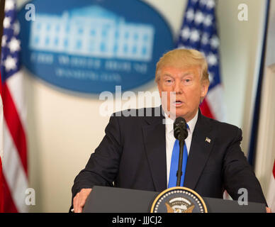 Washington, Us. 19 juillet, 2017. Le Président des Etats-Unis, Donald J. Trump fait de commentaires lors de la première réunion du Conseil consultatif présidentiel sur l'intégrité de l'élection à la Maison Blanche à Washington, DC, le 19 juillet 2017. Crédit : Chris Kleponis/CNP - AUCUN FIL SERVICE - Photo : Chris Kleponis/consolidé/dpa/Alamy Live News Banque D'Images