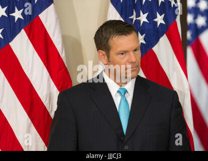 Washington, Us. 19 juillet, 2017. Secrétaire d'État du Kansas Kris Kobach et vice-président de la Commission consultative présidentielle sur l'intégrité électorale assiste à la première réunion de la Commission à la Maison Blanche à Washington, DC, le 19 juillet 2017. Crédit : Chris Kleponis/CNP - AUCUN FIL SERVICE - Photo : Chris Kleponis/consolidé/dpa/Alamy Live News Banque D'Images