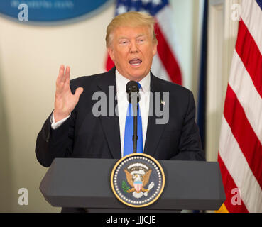 Washington, Us. 19 juillet, 2017. Le Président des Etats-Unis, Donald J. Trump fait de commentaires lors de la première réunion du Conseil consultatif présidentiel sur l'intégrité de l'élection à la Maison Blanche à Washington, DC, le 19 juillet 2017. Crédit : Chris Kleponis/CNP - AUCUN FIL SERVICE - Photo : Chris Kleponis/consolidé/dpa/Alamy Live News Banque D'Images