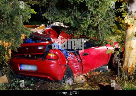 Frankenhofen, Allemagne. 20 juillet, 2017. Un véhicule endommagé sur le lieu d'un accident près de Frankenhofen, en Allemagne, au cours de la nuit du 19 juillet 2017. Selon la police, un pilote perd le contrôle de son véhicule qui a quitté la route et a percuté un arbre près du village de Frankenhofen. Trois des six passagers sont morts de leurs blessures. (À L'ATTENTION DES RÉDACTEURS : pixelised la plaque d'immatriculation pour des raisons d'ordre juridique concernant les droits de l'homme) Photo : Christian Kiessling/dpa/Alamy Live News Banque D'Images