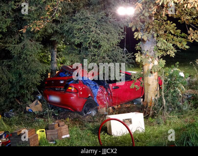 Frankenhofen, Allemagne. 20 juillet, 2017. Un véhicule endommagé sur le lieu d'un accident près de Frankenhofen, en Allemagne, au cours de la nuit du 19 juillet 2017. Selon la police, un pilote perd le contrôle de son véhicule qui a quitté la route et a percuté un arbre près du village de Frankenhofen. Trois des six passagers sont morts de leurs blessures. (À L'ATTENTION DES RÉDACTEURS : pixelised la plaque d'immatriculation pour des raisons d'ordre juridique concernant les droits de l'homme) Photo : Christian Kiessling/dpa/Alamy Live News Banque D'Images