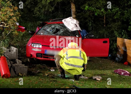 Frankenhofen, Allemagne. 20 juillet, 2017. Un véhicule endommagé sur le lieu d'un accident près de Frankenhofen, en Allemagne, au cours de la nuit du 19 juillet 2017. Selon la police, un pilote perd le contrôle de son véhicule qui a quitté la route et a percuté un arbre près du village de Frankenhofen. Trois des six passagers sont morts de leurs blessures. (À L'ATTENTION DES RÉDACTEURS : pixelised la plaque d'immatriculation pour des raisons d'ordre juridique concernant les droits de l'homme) Photo : Christian Kiessling/dpa/Alamy Live News Banque D'Images