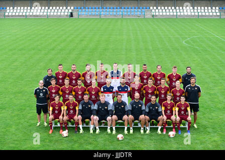 L'équipe de FK Dukla Praha posent pour une photo de famille avant la saison de la ligue de football tchèque 2017-2018, à Prague, en République tchèque, le 20 juillet 2017. Ligne supérieure de L-R : Radek Havala (masseur), Dominik Preisler, Jan Holenda, Marek Hanousek (capitaine), Ivan Ostojic, Matus Hruska, Martin Jiranek, Ivan Schranz, Jakub Podany, Michal Bezpalec et Petr Maly (chef d'équipe). Rangée du centre L-R : Ladislav Sindelar (médecin), Daniel Tetour, Zinedin Mustedanagic, Frederik Bilovsky, Adam Vlcek, Patrik Czehowsky, Filip Rada, David Simek, Ondrej Kusnir, Daniel Kozel, Stepan Kores et Daniel Kotek (masseur). Rangée inférieure L-R : Ondrej Br Banque D'Images