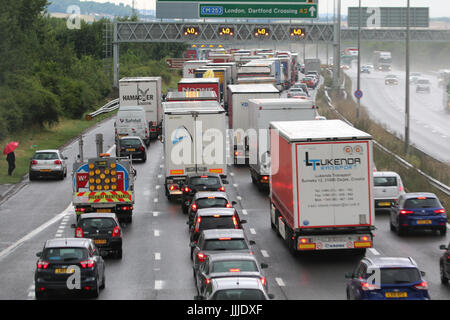 Gravesend, Kent, Royaume-Uni. 20 juillet, 2017. Un incendie dans un camion transportant des barres de chocolat sur l'A2 ce matin a causé des kilomètres de bouchons et braquages sur cette route importante à de Londres du Kent. Rob Powell/Alamy Live News Banque D'Images