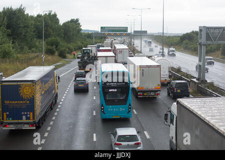 Gravesend, Kent, Royaume-Uni. 20 juillet, 2017. Un incendie dans un camion transportant des barres de chocolat sur l'A2 ce matin a causé des kilomètres de bouchons et braquages sur cette route importante à de Londres du Kent. Rob Powell/Alamy Live News Banque D'Images