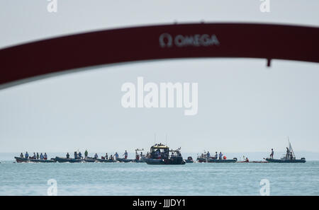 Balatonfuered, Hongrie. 20 juillet, 2017. Les nageurs sont accompagnés de bateaux dans l'eau ouverte 5km du relais de l'équipe au Lac Balaton à Balatonfuered, Hongrie, 20 juillet 2017. Photo : Axel Heimken/dpa/Alamy Live News Banque D'Images