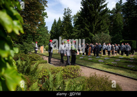 Dresde, Allemagne. 20 juillet, 2017. La Bundeswehr commémore le général Friedrich Olbricht et le général Hans Oster, qui étaient impliqués dans la tentative d'assassinat contre Adolf Hitler du 20 juillet 1944, sur la tentative d'assassinat du 73e anniversaire, au cimetière Nordfriedhof à Dresde, Allemagne, 20 juillet 2017. Photo : Arno Burgi/dpa-Zentralbild/dpa/Alamy Live News Banque D'Images