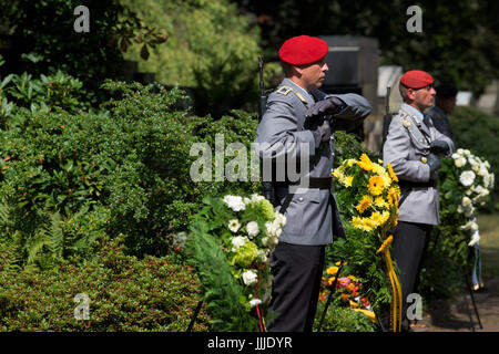 Dresde, Allemagne. 20 juillet, 2017. La Bundeswehr commémore le général Friedrich Olbricht et le général Hans Oster, qui étaient impliqués dans la tentative d'assassinat contre Adolf Hitler du 20 juillet 1944, sur la tentative d'assassinat du 73e anniversaire, au cimetière Nordfriedhof à Dresde, Allemagne, 20 juillet 2017. Photo : Arno Burgi/dpa-Zentralbild/dpa/Alamy Live News Banque D'Images