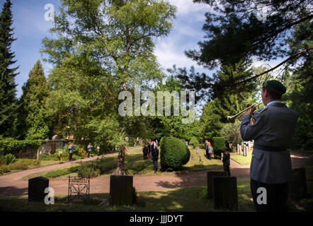 Dresde, Allemagne. 20 juillet, 2017. La Bundeswehr commémore le général Friedrich Olbricht et le général Hans Oster, qui étaient impliqués dans la tentative d'assassinat contre Adolf Hitler du 20 juillet 1944, sur la tentative d'assassinat du 73e anniversaire, au cimetière Nordfriedhof à Dresde, Allemagne, 20 juillet 2017. Photo : Arno Burgi/dpa-Zentralbild/dpa/Alamy Live News Banque D'Images