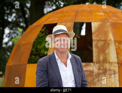 Joe Swift Judge, un expert en horticulture, journaliste et présentateur de télévision, jardinage et conception de jardin. Visiteurs et exposants au salon des fleurs de la RHS qui a lieu au parc Tatton. Le « Garden Party of the North », qui a commencé en 1999 par la Royal Horticultural Society, est en train de se lancer aujourd'hui à Tatton Park, alors que le RHS Flower Show ouvre son extravagance florale au grand public. Banque D'Images