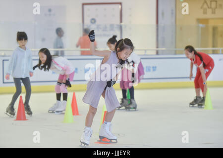 Beijing, Chine, province du Fujian. 19 juillet, 2017. Les enfants à apprendre à patiner à une patinoire à Fuzhou, capitale de la province de Fujian en Chine du sud-est, le 19 juillet 2017. Credit : Chanson Weiwei/Xinhua/Alamy Live News Banque D'Images