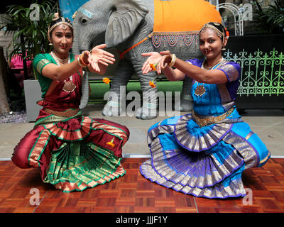 Londres, Royaume-Uni. Jul 20, 2017. Devonshire Square dans la ville est l'emplacement de ce festival qui marque le Royaume-Uni et l'Inde année de culture avec un voyage à travers les styles de danse indienne, dont Affaires indiennes classique, folk et danses Bollywood qui auront lieu tous les jeudis du 6 juillet au 17 août entre 12 h 30 et 1 h 30. Crédit : Paul/Quezada-Neiman Alamy Live News Banque D'Images