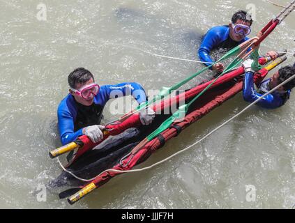 Zhuhai, la province chinoise du Guangdong. 20 juillet, 2017. Les Dauphins à dents dures 'Jiang Jiang' est mis en liberté dans la mer près de Zhuhai, Province du Guangdong en Chine du sud, le 20 juillet 2017. La police a reçu des rapports sur un dauphin d'être échoué sur la côte de la baie de la ville de Jiangmen Heisha le 3 mai, et a appelé l'estuaire de la Rivière Pearl White Dolphin Chinois Réserve naturelle nationale de l'aide. Après plus de deux mois de traitement, le dauphin 'Jiang Jiang' a récupéré et a été libéré jeudi. Credit : Liu Dawei/Xinhua/Alamy Live News Banque D'Images